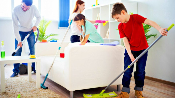 در انجام نظافت از اعضای خانواده کمک بگیرید