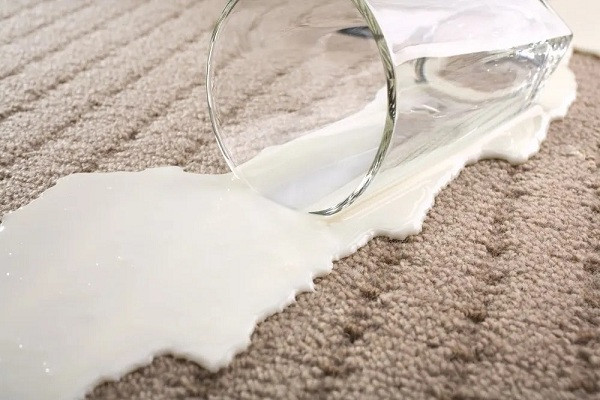 پاک كردن لكه شیر از روی فرش