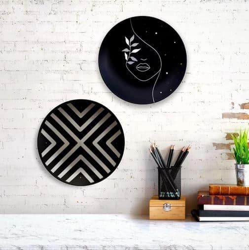 ایده تزیین دیوار با بشقاب دکوراتیو هنری و ترکیب رنگی خاص بشقاب دیوارکوب دکوراتیو با طرح هنری برای تزیین دیوار پذیرایی