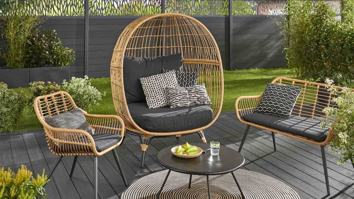 تجهیزات و مبلمان باغی و ویلا مبلمان باغی (out door furniture) ست مبلمان حصیری فضای باز در محوطه باغی ویلایی