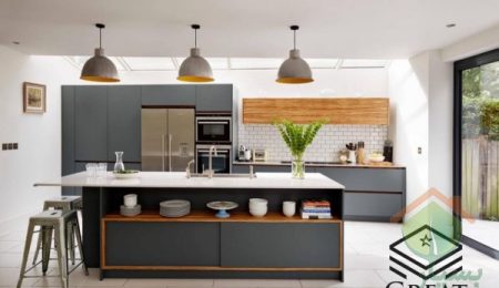 دکوراسیون آشپزخانه با کابینت های گلاس خاکستری