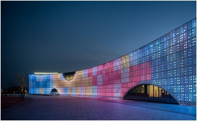 چرا باید نمای ساختمان مان را نورپردازی کنیم 1