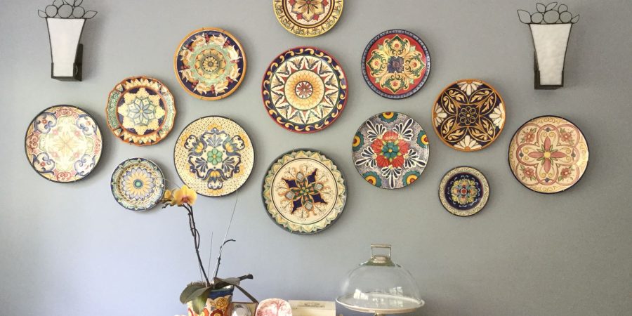 چیدمان بشقاب دیوارکوب دکوراتیو روی دیوار در دکوراسیون داخلی منزل