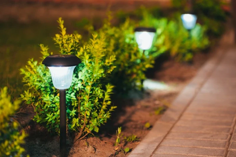 yard park lighting 01 ۱۰ مدل از بهترین چراغ های حیاطی و پارکی برای نورپردازی باغ و ویلا