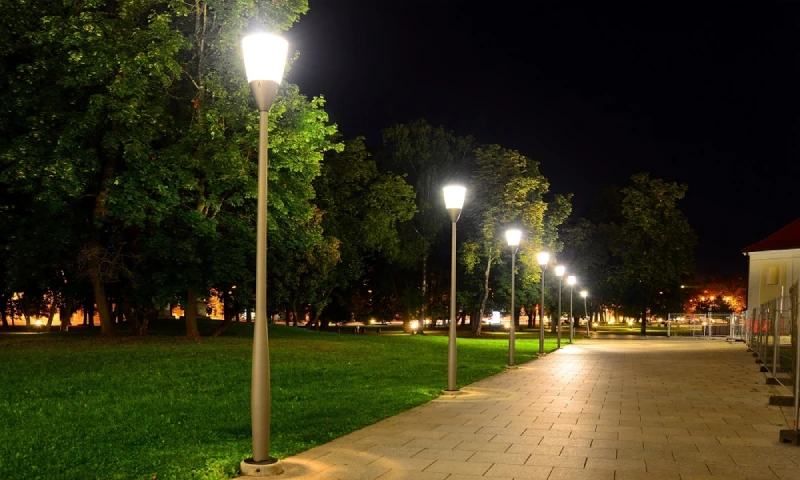 yard park lighting 07 ۱۰ مدل از بهترین چراغ های حیاطی و پارکی برای نورپردازی باغ و ویلا