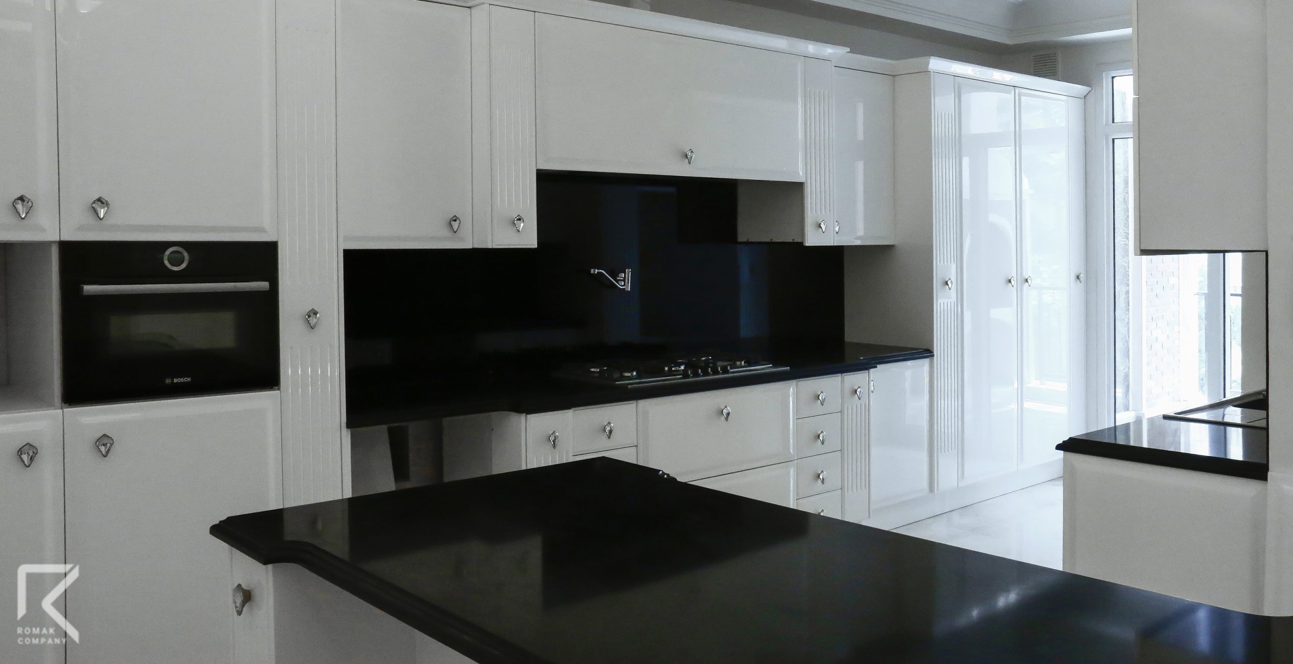 e8919c02 3dd2 48d8 92bd 2169a314cf2a scaled کابینت سفید براق